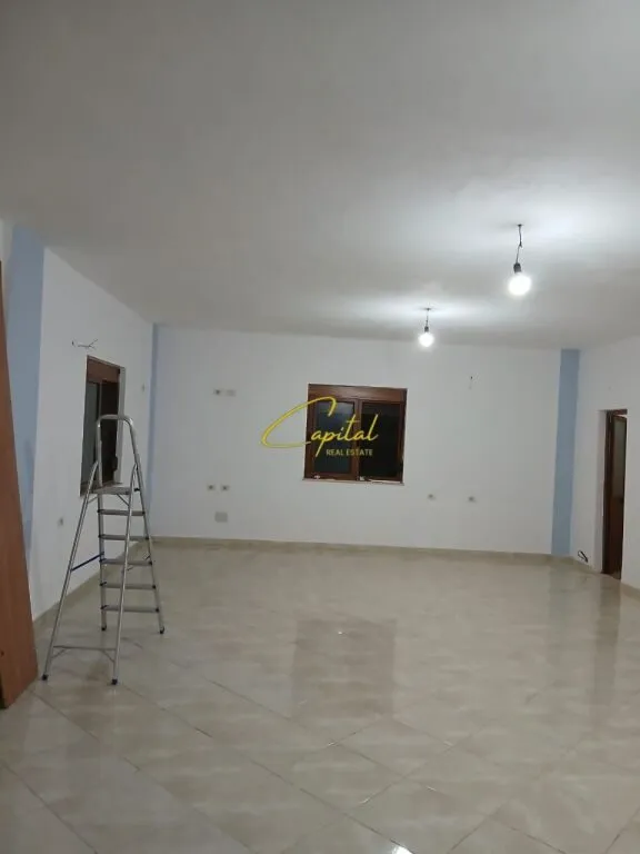 Magazzino in affitto a Varri i Bamit, Tirana, 90 m². Foto 1 di 2
