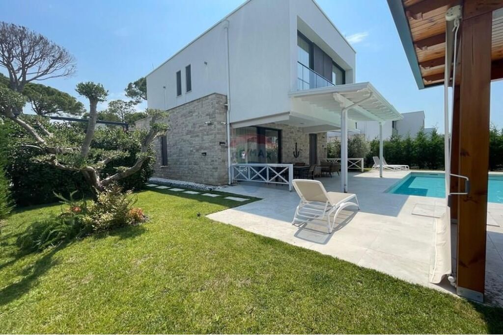 Villa for sale in Gjiri i Lalzit, Durrës, 380 m². Photo 1 of 3