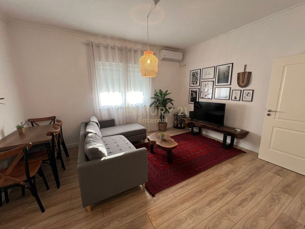 Apartament 2+1 në shitje në Sheshi Willson, Tiranë, 80 m². Foto 1 nga 10