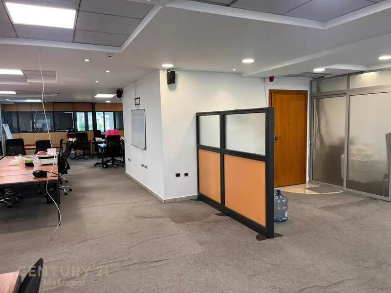 Ufficio in affitto a Bulevardi Deshmoret e Kombit, Tirana, 228 m²