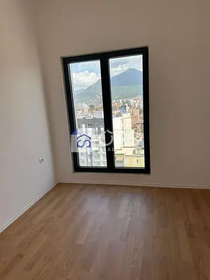 Apartament 3+1 në shitje në Rruga e Barrikadave, Tiranë, 133 m². Foto 2 nga 12