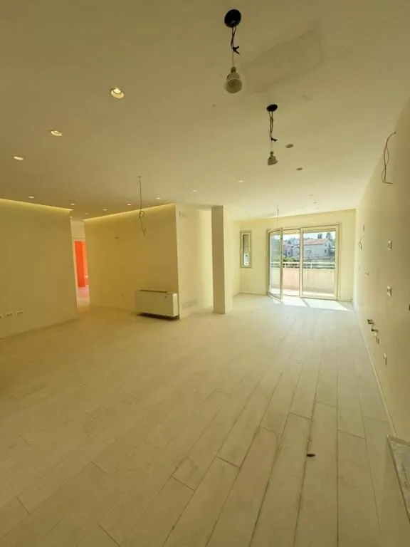 Appartamento in vendita a Tufinë, Tirana, 145 m². Foto 1 di 12