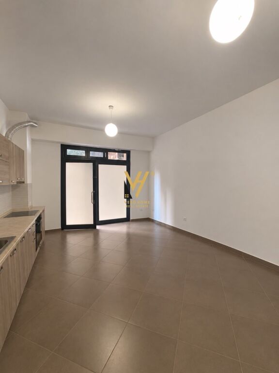 Dyqan në shitje në Kodra e Diellit, Tiranë, 42 m²