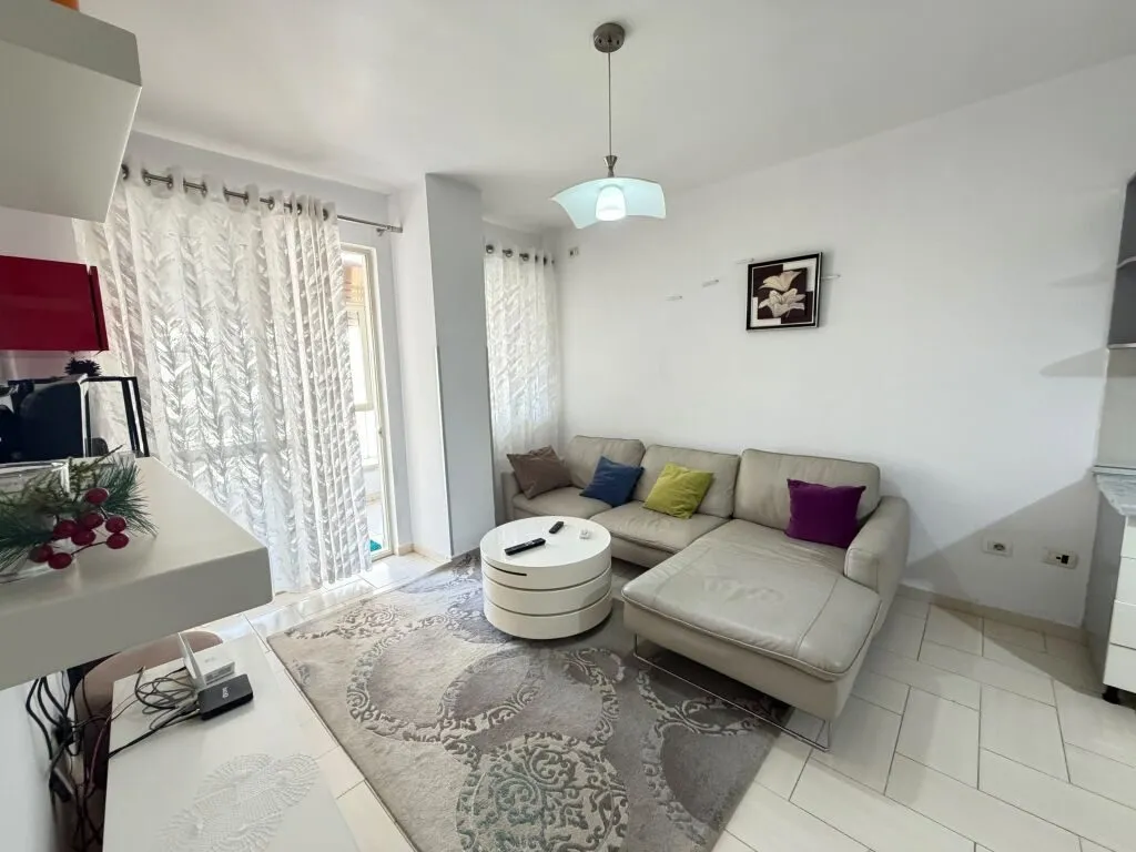 Apartament 2+1 me qera në Yzberisht, Tiranë, 90 m². Foto 1 nga 6