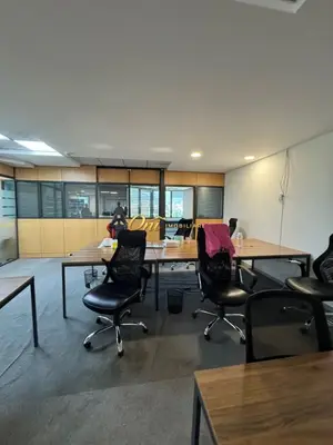 Zyrë me qera në Bulevardi Deshmoret e Kombit, Tiranë, 228 m². Foto 4 nga 5