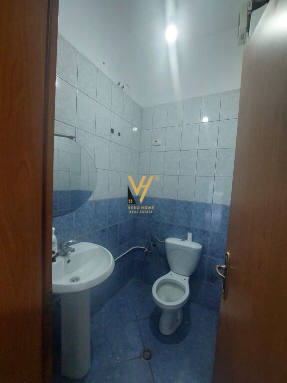 Dyqan në shitje në Tregu i Ri Elektrik, Tiranë, 42 m². Foto 2 nga 3