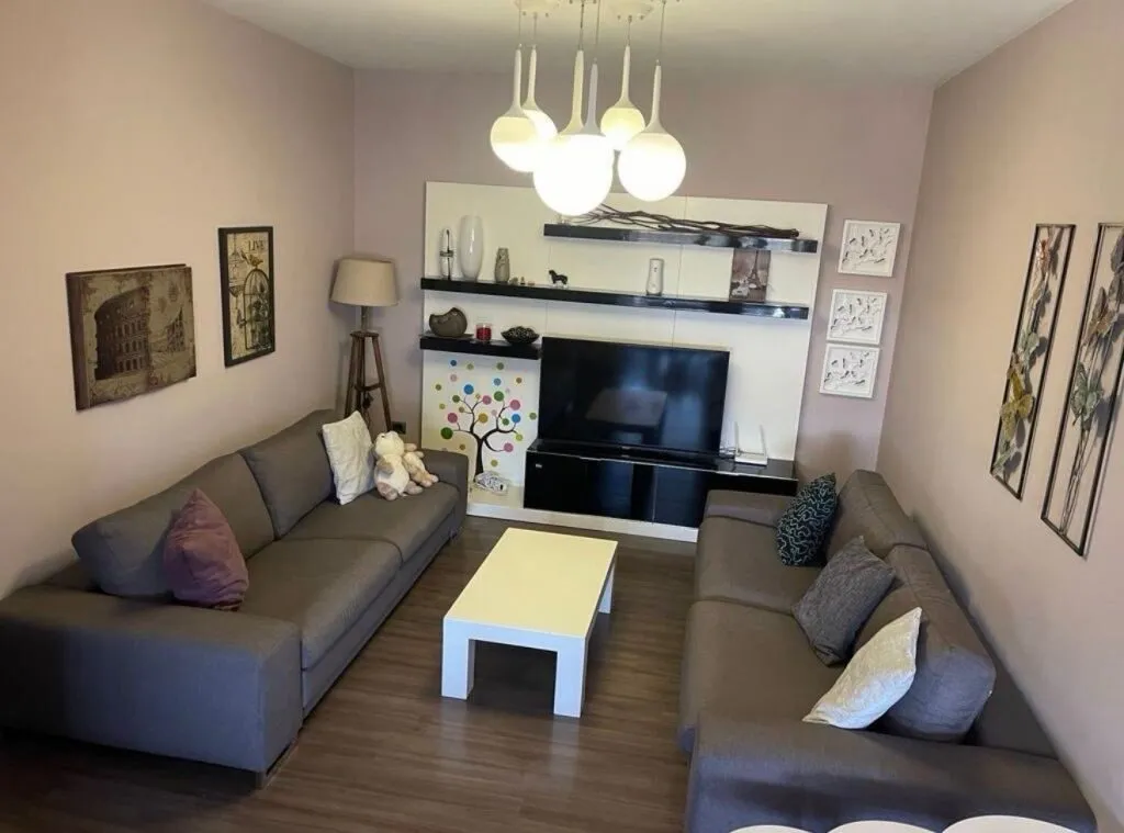 Apartament 2+1 me qera në Pallati me Shigjeta, Tiranë, 102 m². Foto 1 nga 8
