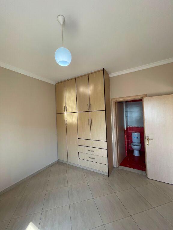 Apartament 2+1 në shitje në Rruga Andon Profka, Fier, 100 m². Foto 4 nga 6