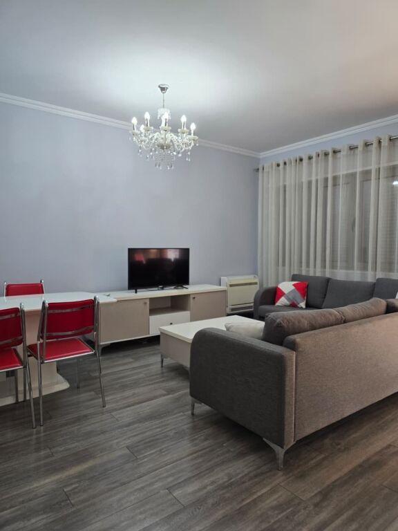 Appartamento 3+1 in affitto a Rruga e Bogdanëve, Tirana, 100 m²