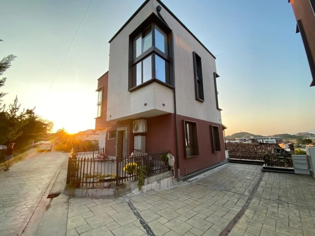 Vilë në shitje në Kombinat, Tiranë, 160 m². Foto 1 nga 9
