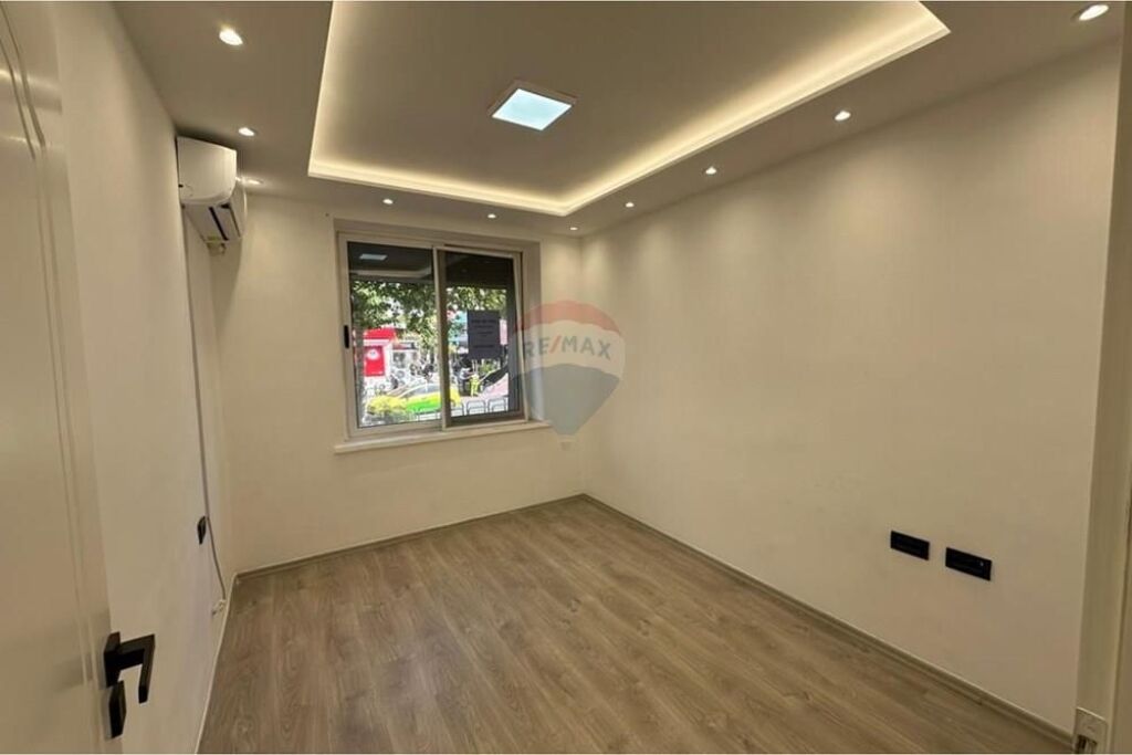 Ufficio in affitto a Sheshi Willson, Tirana, 44 m². Foto 2 di 3