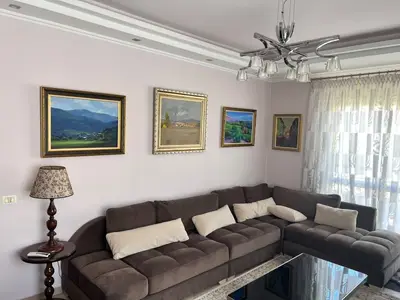 Apartament 3+1 me qera në Komuna e Parisit, Tiranë, 122 m². Foto 2 nga 10