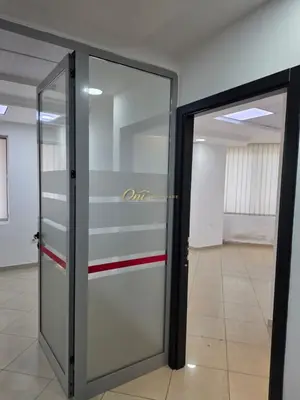 Ufficio in affitto a Bulevardi Deshmoret e Kombit, Tirana, 93 m². Foto 3 di 5