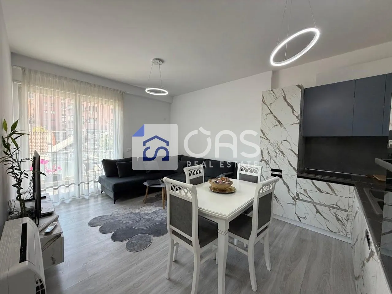 Apartament 1+1 me qera në Rruga e Barrikadave, Tiranë, 65 m². Foto 1 nga 5