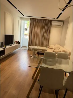 Apartament 2+1 me qera në Blloku, Tiranë, 90 m². Foto 1 nga 5