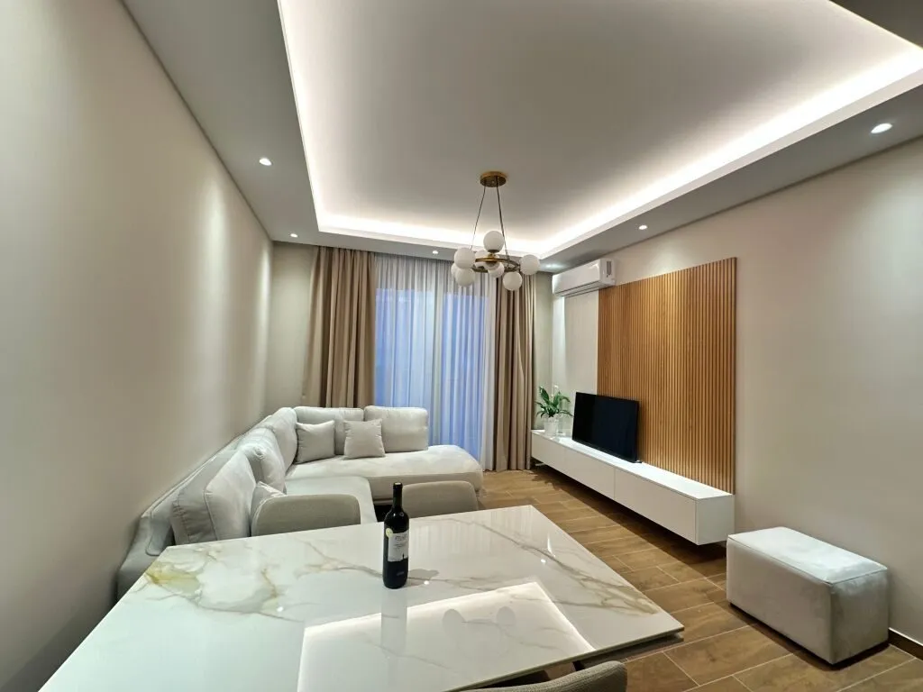 Apartament me qera në Rr. Pelivan Leskaj, Vlorë, 70 m². Foto 1 nga 10