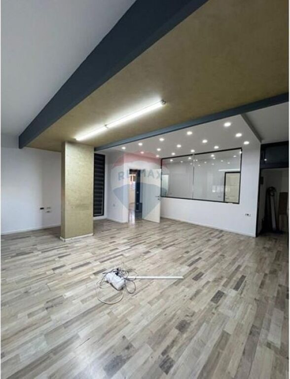 Office for rent in Sheshi Uillson, Tirana, 108 m². Photo 2 of 3