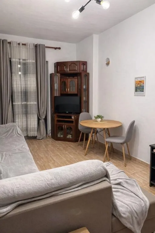 Apartament 1+1 me qera në Astir, Tiranë, 65 m². Foto 1 nga 4