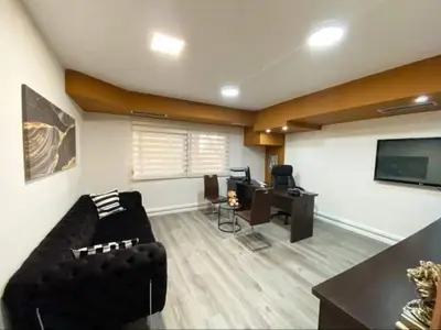 Zyrë me qera në Sheshi Willson, Tiranë, 200 m². Foto 2 nga 8