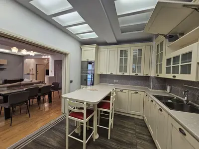 Apartament 2+1 në shitje në Myslym Shyri, Tiranë, 151 m². Foto 7 nga 12