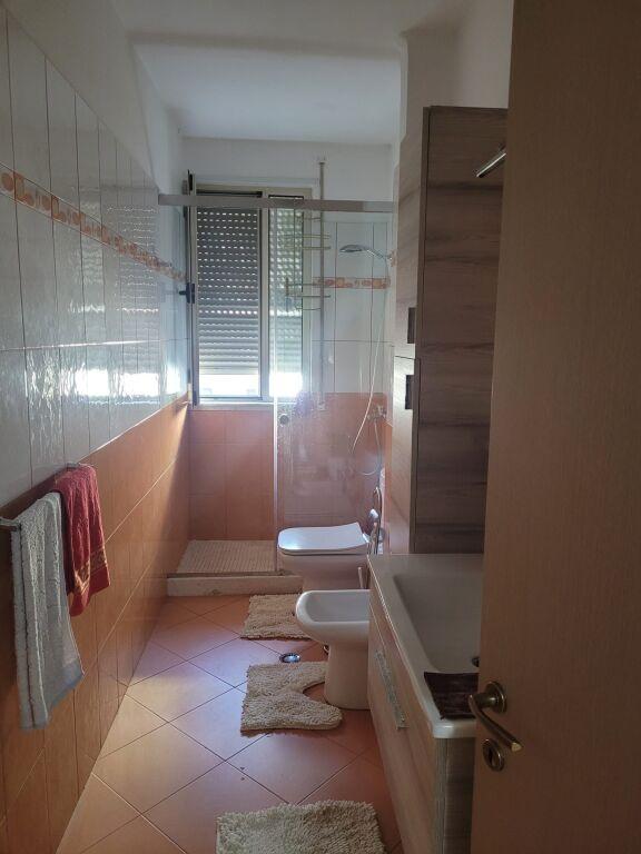 Appartamento 1+1 in affitto a Rruga Shoqeria Bashkimi, Durazzo, 84 m²