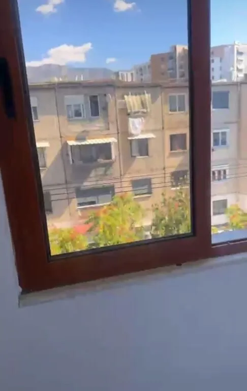 Apartament 1+1 me qera në Komisariati i Policisë Nr. 4, Tiranë, 60 m². Foto 1 nga 10