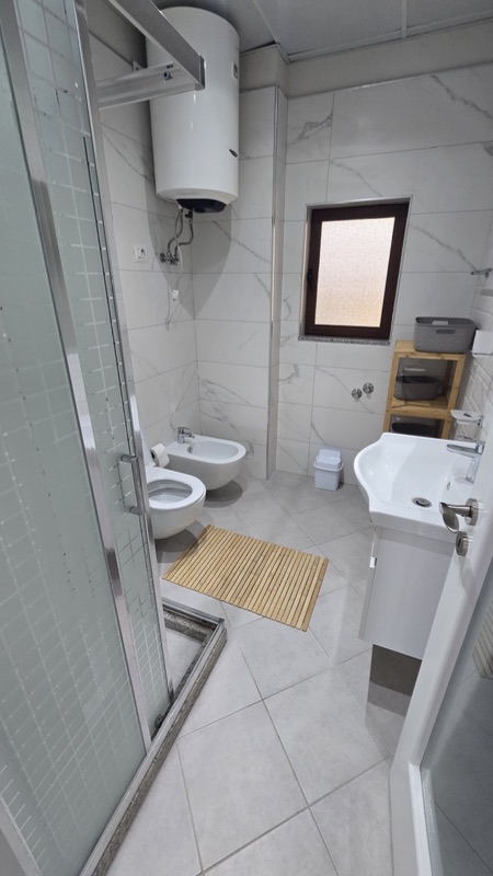 Apartament 3+1 me qera në Vilat Gjermane, Tiranë, 150 m². Foto 5 nga 9