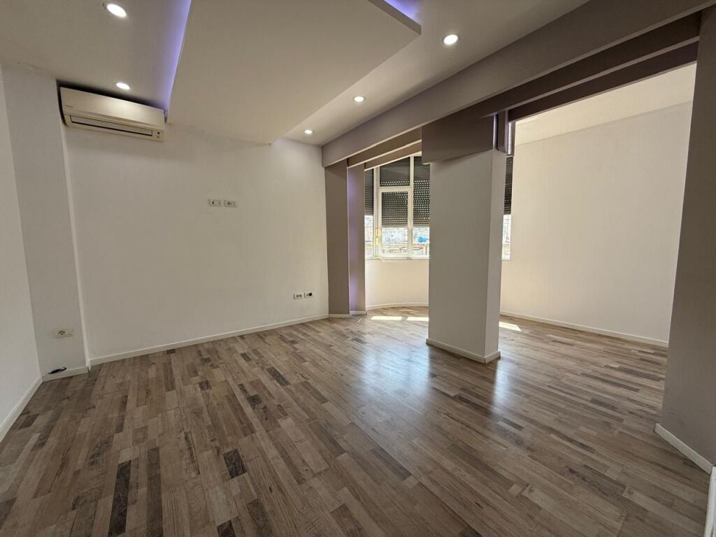 Ufficio in affitto a Sheshi Willson, Tirana, 108 m². Foto 2 di 3