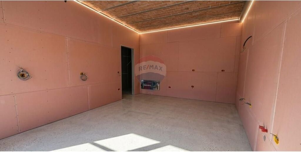 Duplex in vendita a Mjull Bathore, Tirana, 240 m². Foto 2 di 3
