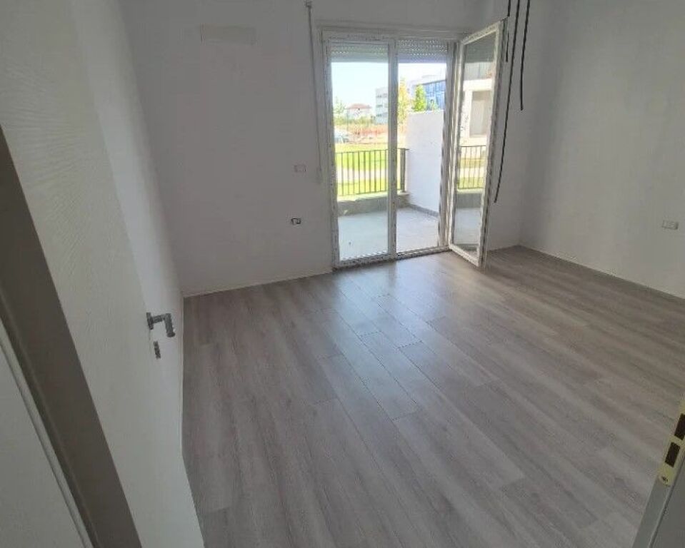 Locale commerciale in affitto ad Univers City, Tirana, 124 m². Foto 2 di 3