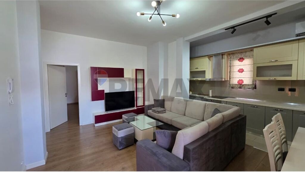 Casa indipendente in affitto a Rruga e Elbasanit, Tirana, 130 m². Foto 2 di 3