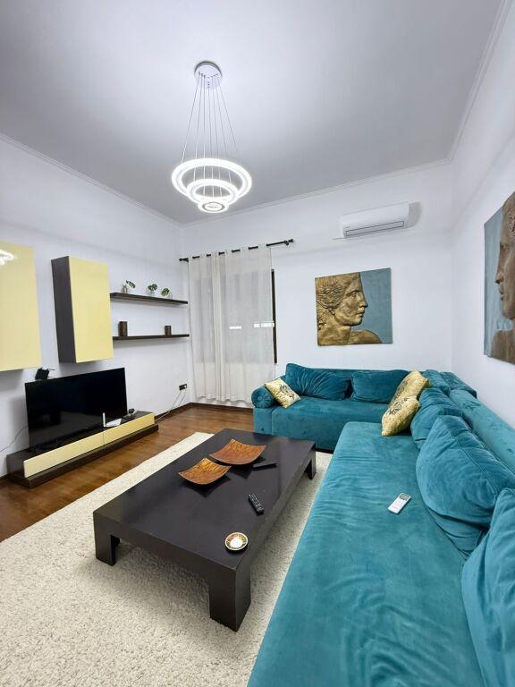 Appartamento 2+1 in affitto a Rruga e Barrikadave, Tirana, 120 m²