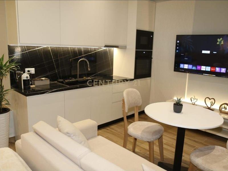 Monolocale in vendita a Rruga Muhamet Gjollesha, Tirana, 88 m²