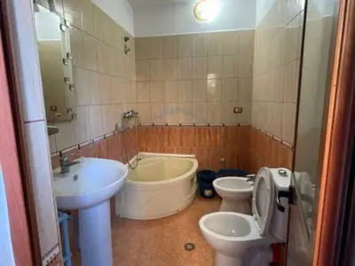 Apartament 1+1 me qera në Bulevardi Bajram Curri, Tiranë, 60 m². Foto 7 nga 8