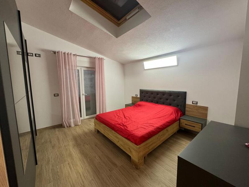 Vilë me qera në Tregu i Makinave Shënavlash, Durrës, 300 m². Foto 2 nga 4
