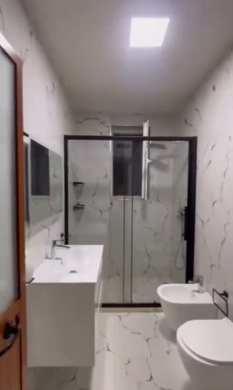 Apartment 1+1 for rent in Kombinat, Tirana, 60 m². Photo 2 of 3