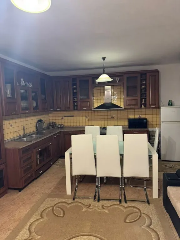 Shtëpi private 2+1 me qera në Rruga 5 Maji, Tiranë, 100 m². Foto 1 nga 6