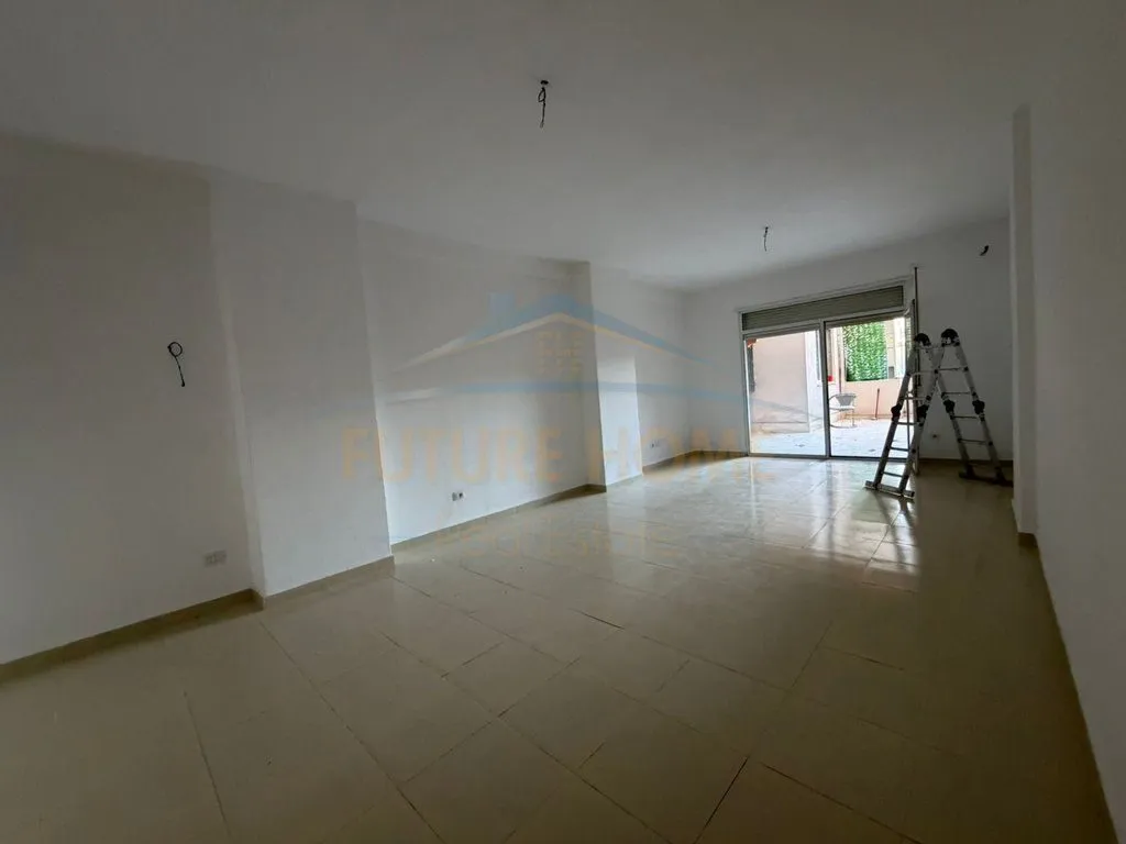 Apartament 2+1 në shitje në Qendra e Formimit Profesional ish URT, Durrës, 150 m². Foto 1 nga 7