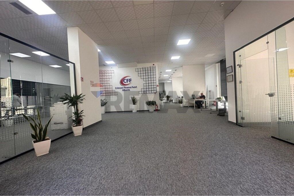 Negozio in vendita a Rruga e Barrikadave, Tirana, 423 m². Foto 3 di 3