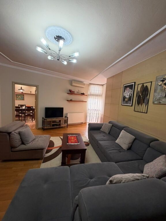 Appartamento in affitto a Rruga e Barrikadave, Tirana, 120 m². Foto 2 di 3