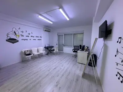 Ufficio in affitto a Blloku, Tirana, 92 m². Foto 1 di 6