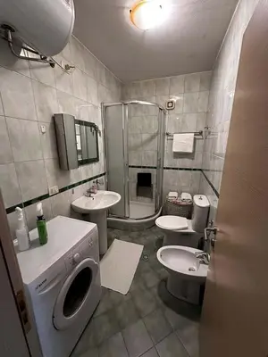 Apartament 1+1 me qera në Rruga e Bogdanëve, Tiranë, 60 m². Foto 3 nga 3