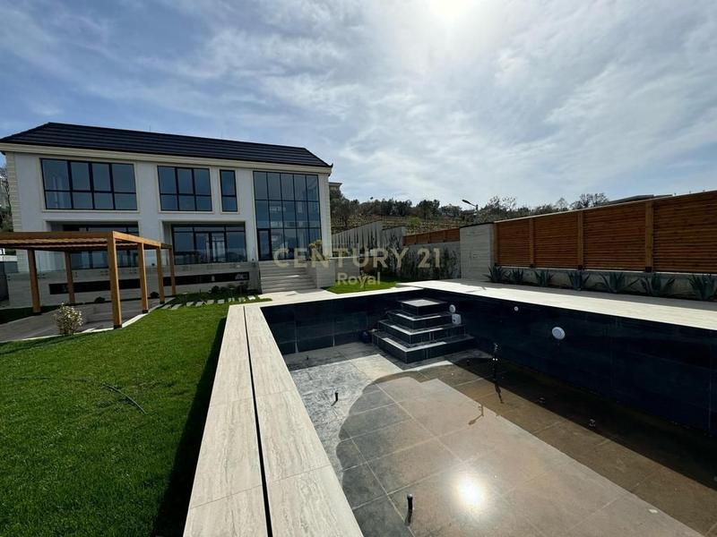 Vilë me qera në Rolling Hills Luxury Residences, Tiranë, 600 m². Foto 2 nga 12