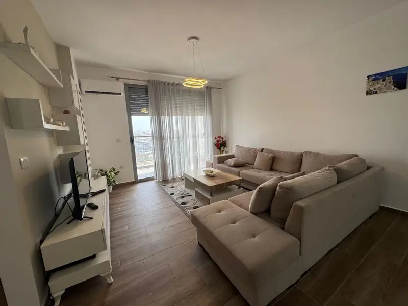 Appartamento 2+1 in affitto a Qendra e Formimit Profesional ish URT, Durazzo, 90 m²