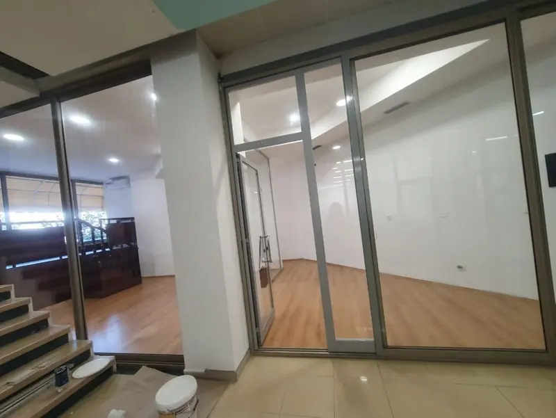 Ufficio in affitto a Rruga Bardhok Biba, Tirana, 65 m²