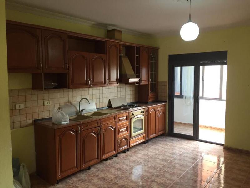 Appartamento 3+1 in affitto a Shkolla e mesme fetare "Medreseja e Tiranës", Tirana, 130 m²