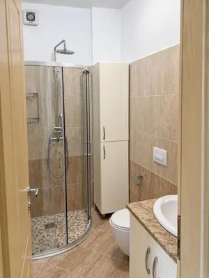 Apartament 2+1 me qera në Sheshi Skënderbej, Tiranë, 80 m². Foto 8 nga 12