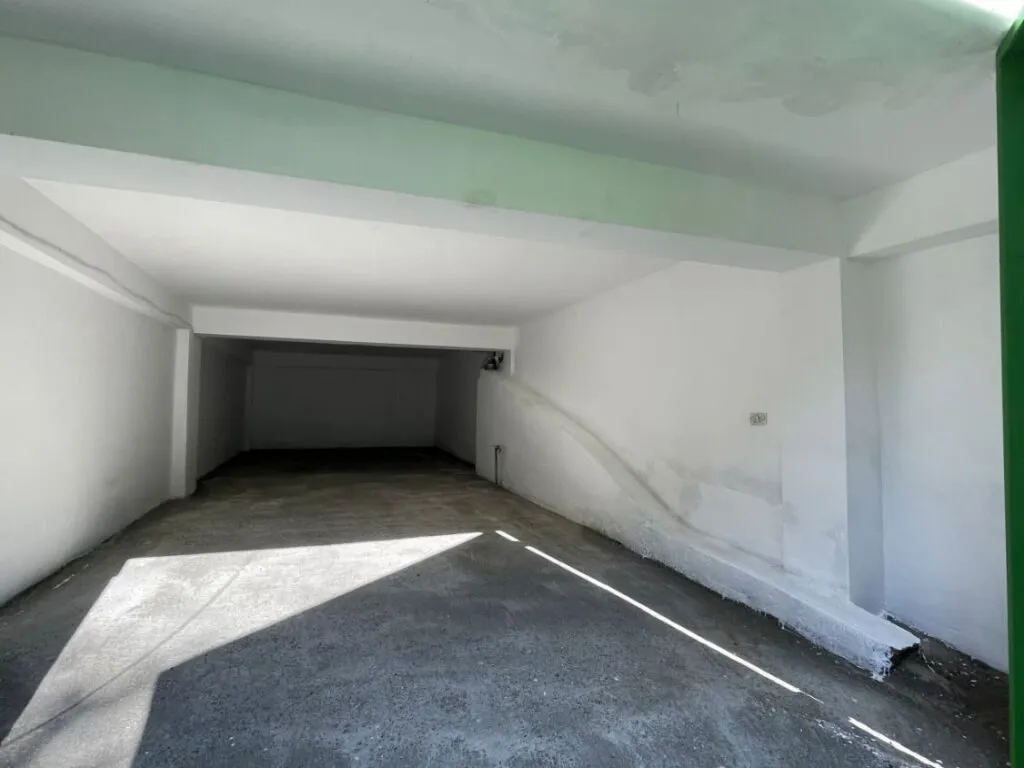 Garage for rent in Qendër, Durrës, 40 m². Photo 1 of 5