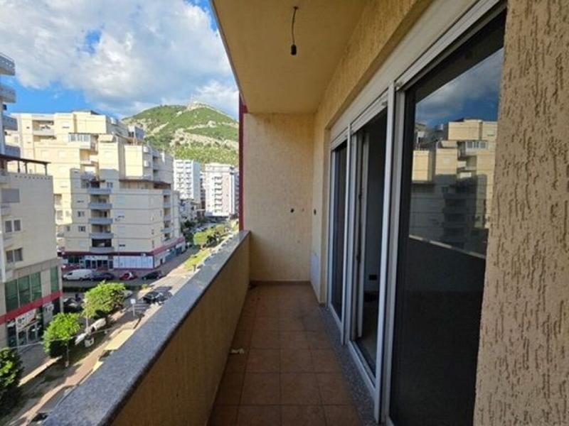 Apartament 3+1 në shitje në Rruga Shtraus, Lezhë, 125 m². Foto 2 nga 9