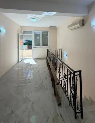 Zyrë me qera në Rruga e Elbasanit, Tiranë, 240 m². Foto 2 nga 3
